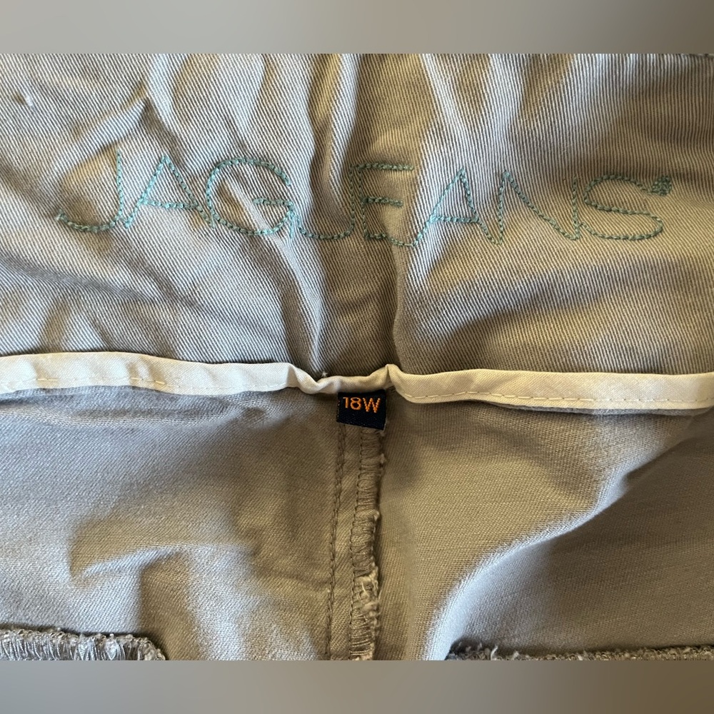 Light gray Jag Jeans women’s classic fit cotton blend pull-on shorts EUC 18W - Picture 4 of 11